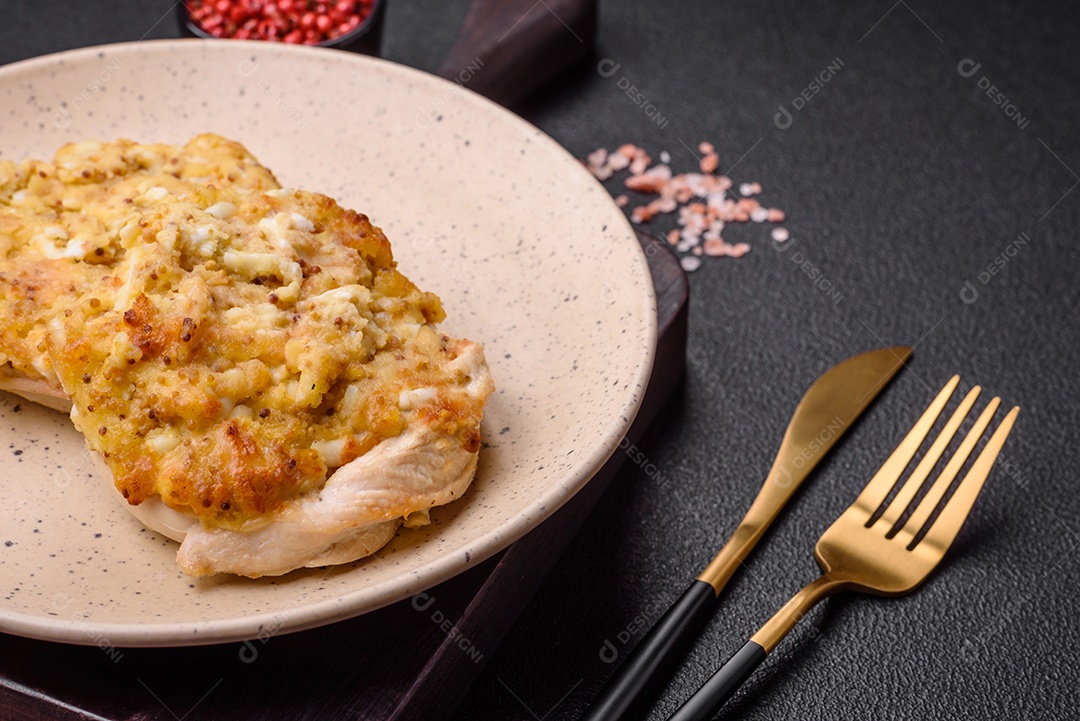 Deliciosa carne frita com mostarda Dijon com sal, especiarias e ervas sobre fundo escuro de concreto