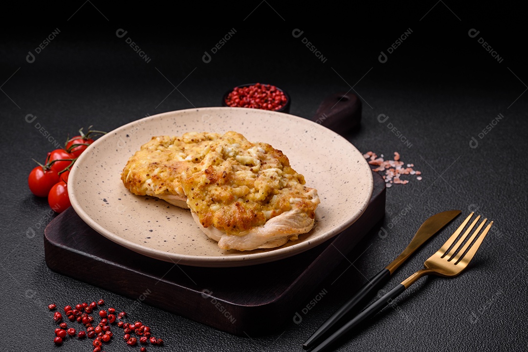 Deliciosa carne frita com mostarda Dijon com sal, especiarias e ervas sobre fundo escuro de concreto