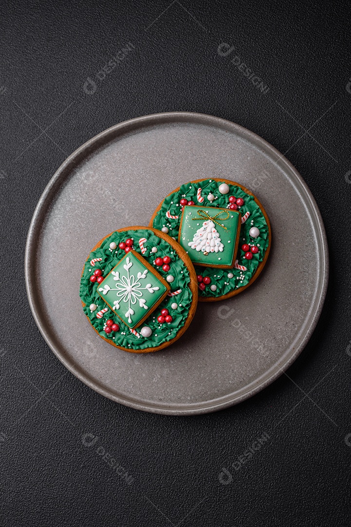 Lindo pão de Natal festivo feito à mão com elementos de decoração sobre um fundo escuro de concreto