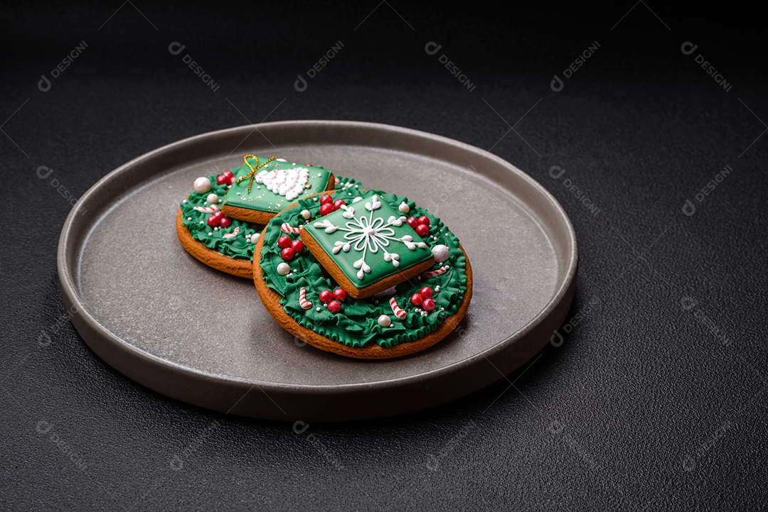 Lindo pão de Natal festivo feito à mão com elementos de decoração sobre um fundo escuro de concreto