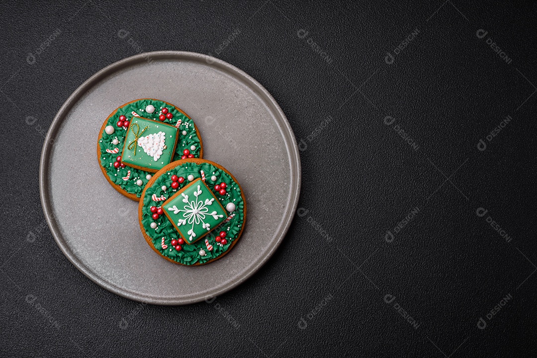 Lindo pão de Natal festivo feito à mão com elementos de decoração sobre um fundo escuro de concreto