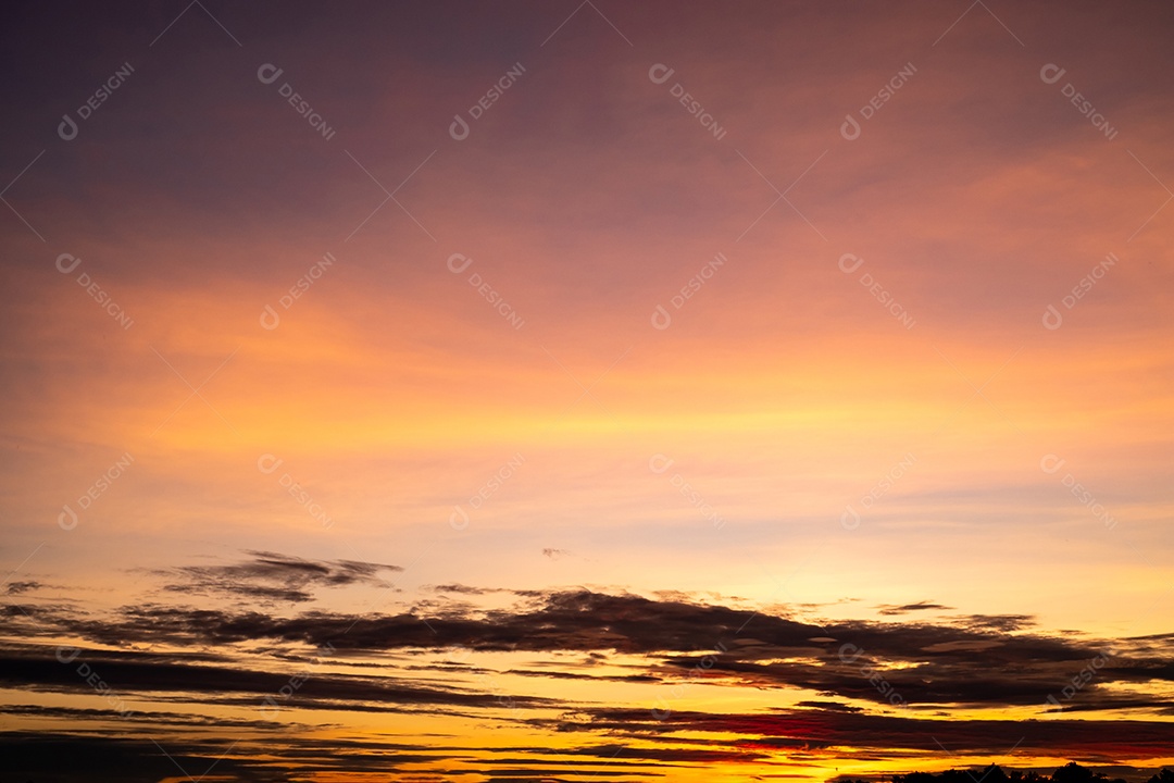 Lindas nuvens de ouro laranja com gradiente suave de luxo e luz solar no céu azul perfeito para o fundo