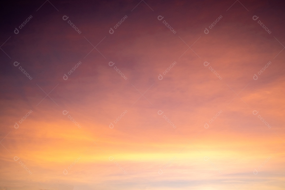 Lindas nuvens de ouro laranja com gradiente suave de luxo e luz solar no céu azul perfeito para o fundo