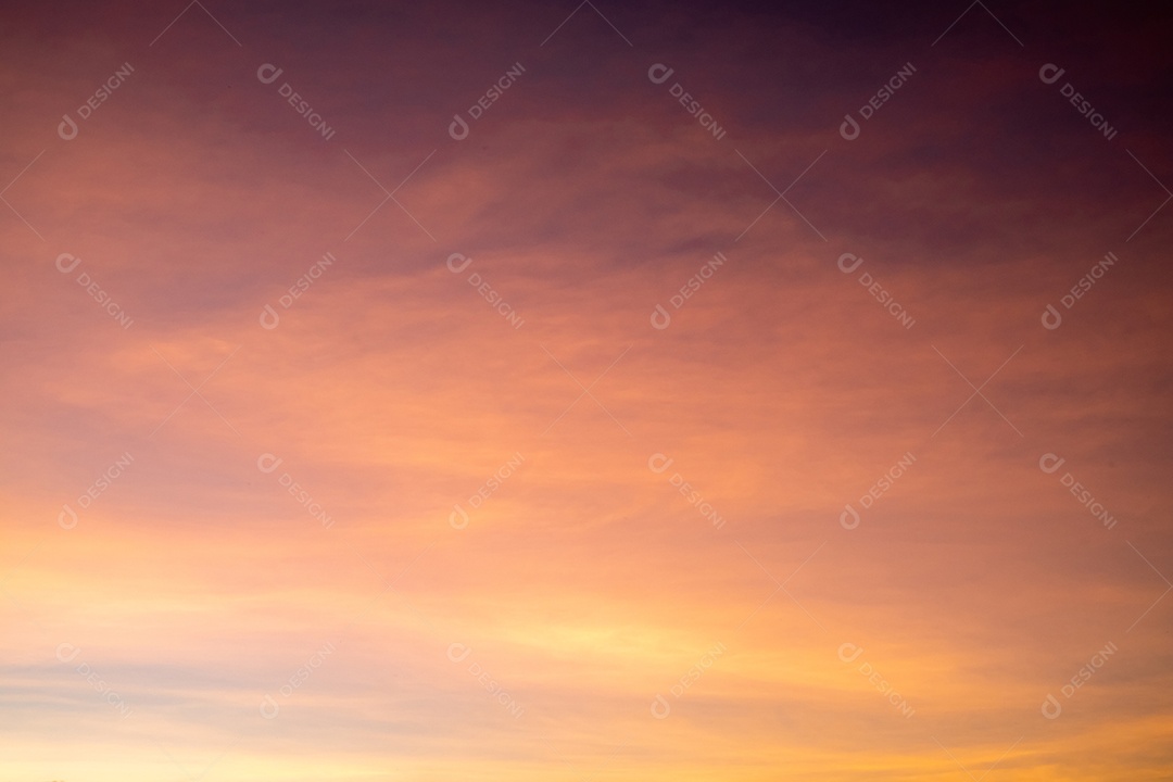 Lindas nuvens de ouro laranja com gradiente suave de luxo e luz solar no céu azul perfeito para o fundo