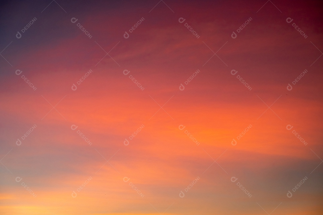 Lindas nuvens de ouro laranja com gradiente suave de luxo e luz solar no céu azul perfeito para o fundo