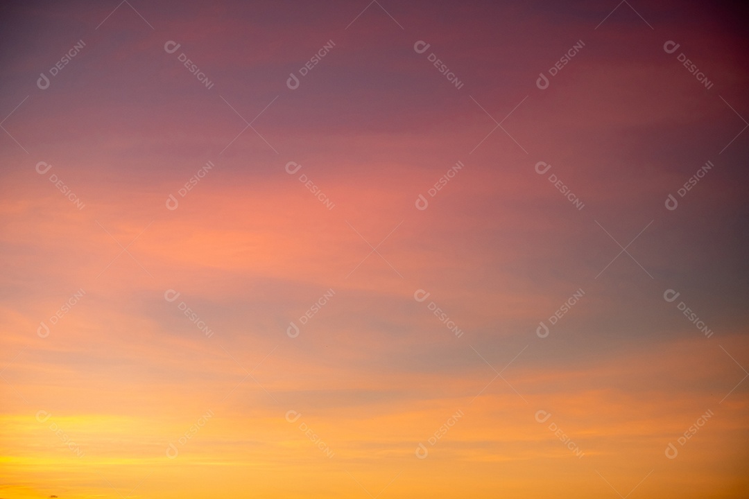 Lindas nuvens de ouro laranja com gradiente suave de luxo e luz solar no céu azul perfeito para o fundo