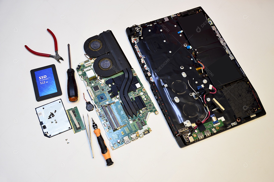 Técnico reparando circuito e placa mãe do notebook