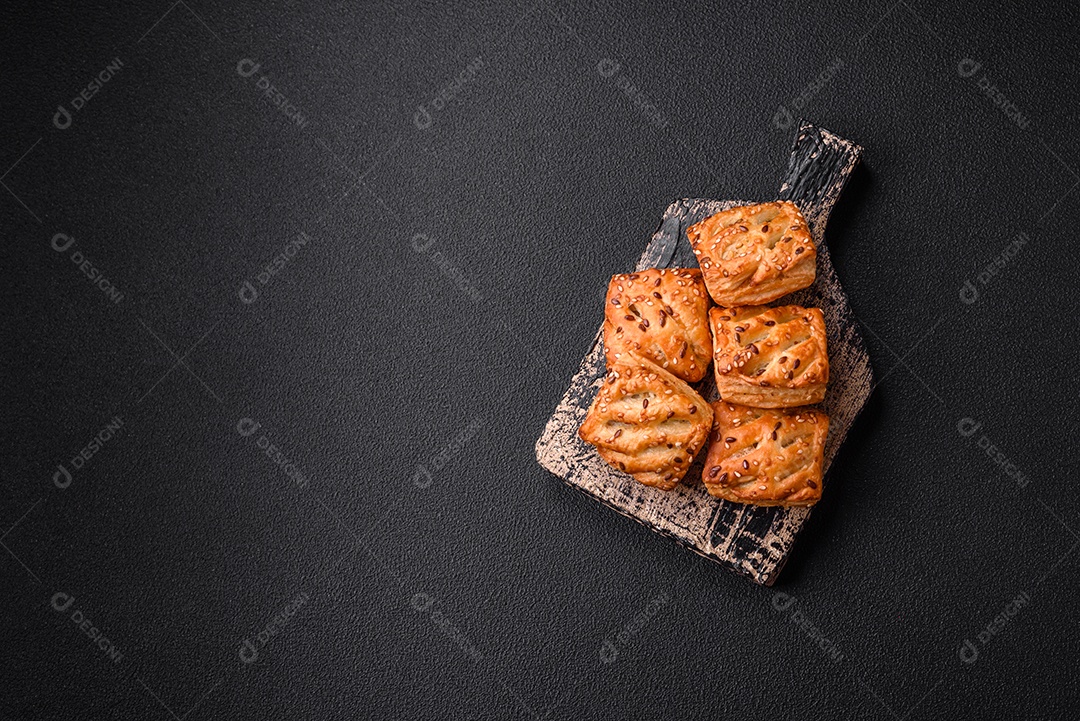 Deliciosos mini folhados crocantes com salsicha ou carne com sal