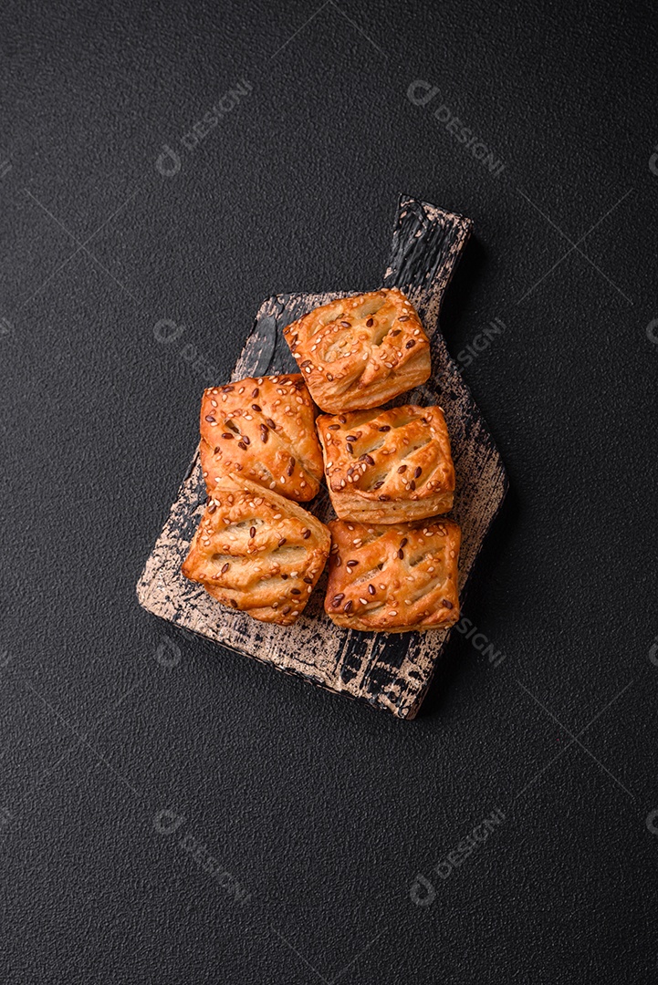 Deliciosos mini folhados crocantes com salsicha ou carne com sal