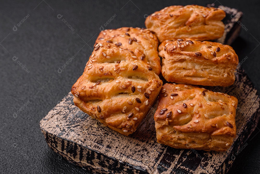 Deliciosos mini folhados crocantes com salsicha ou carne com sal