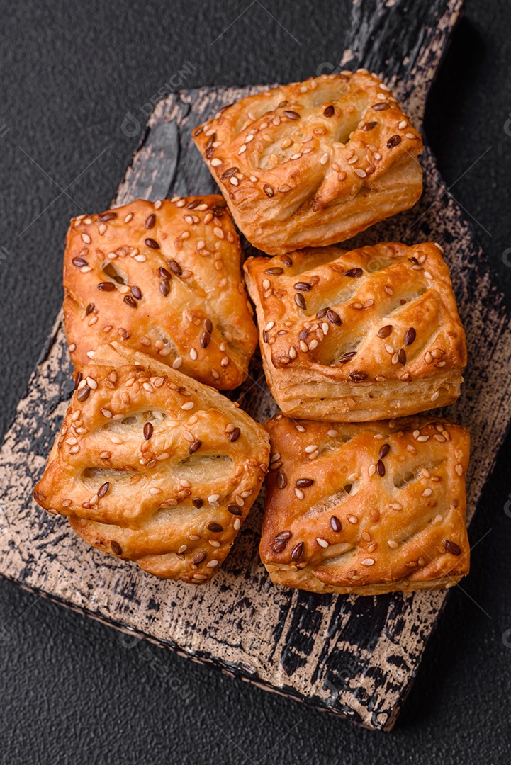 Deliciosos mini folhados crocantes com salsicha ou carne com sal