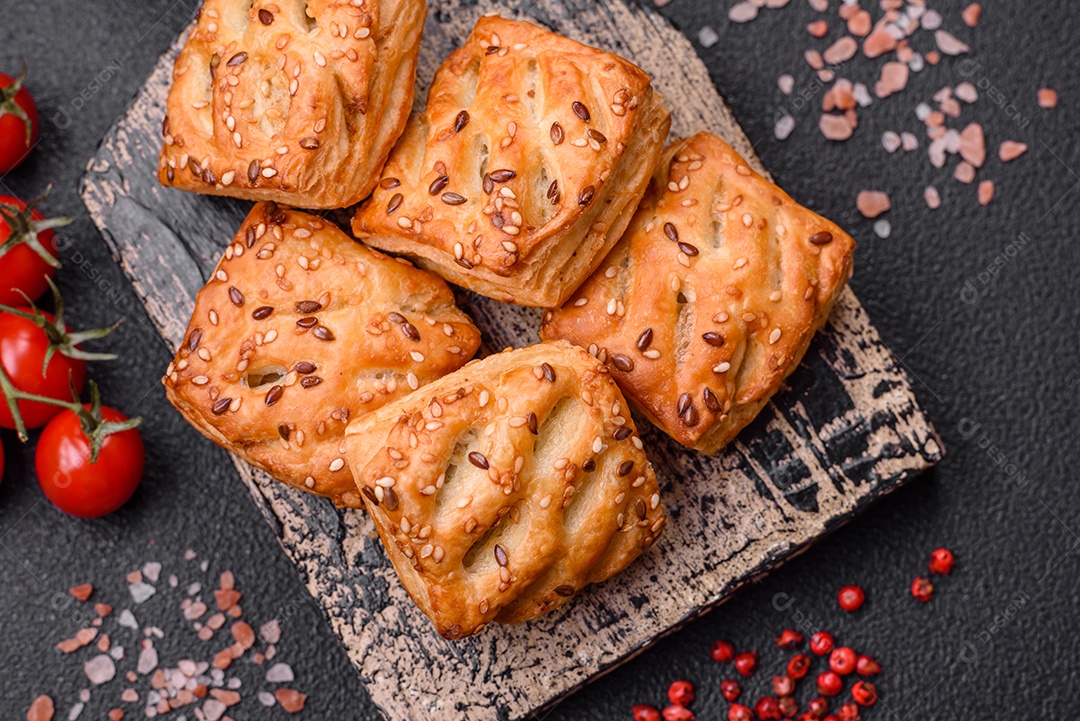 Deliciosos mini folhados crocantes com salsicha ou carne com sal