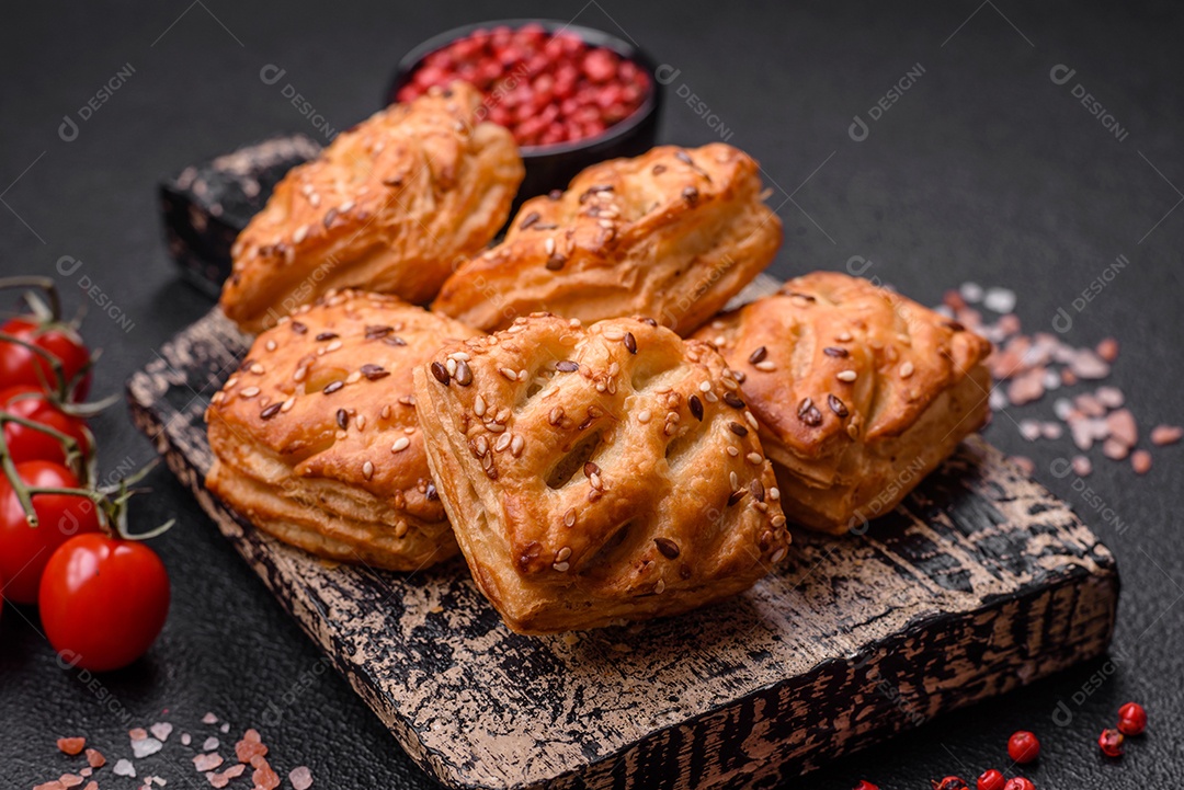 Deliciosos mini folhados crocantes com salsicha ou carne com sal