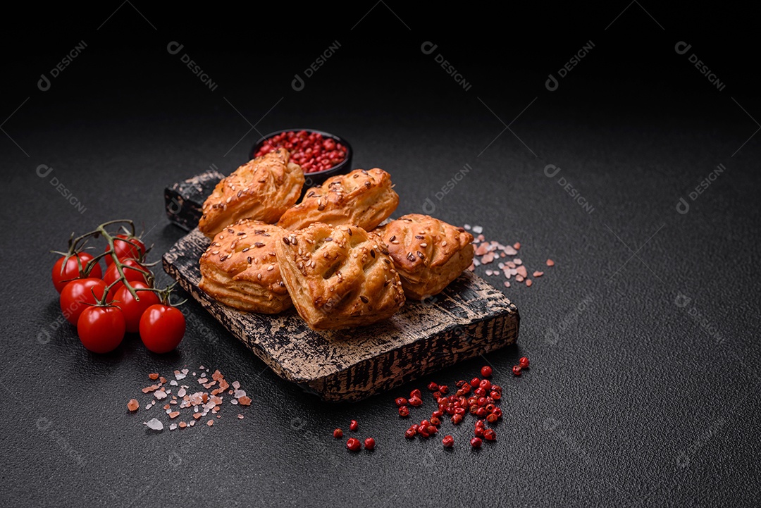 Deliciosos mini folhados crocantes com salsicha ou carne com sal