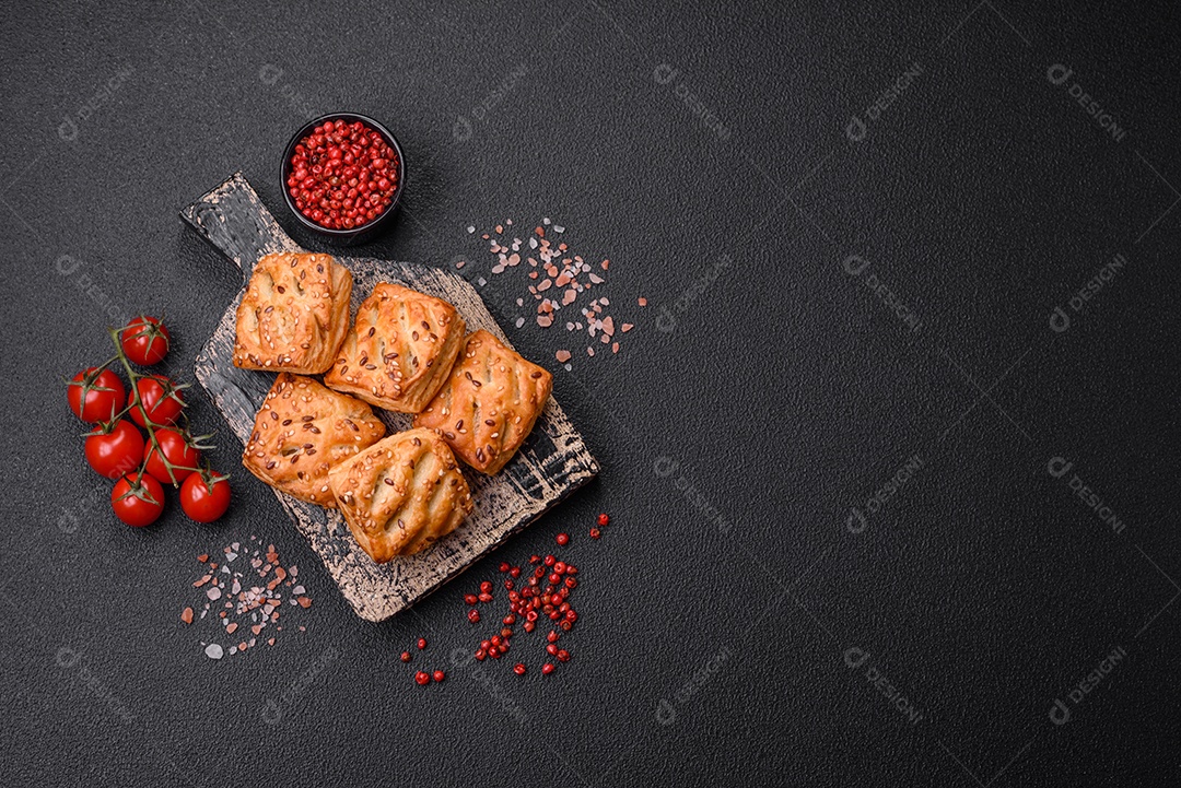 Deliciosos mini folhados crocantes com salsicha ou carne com sal