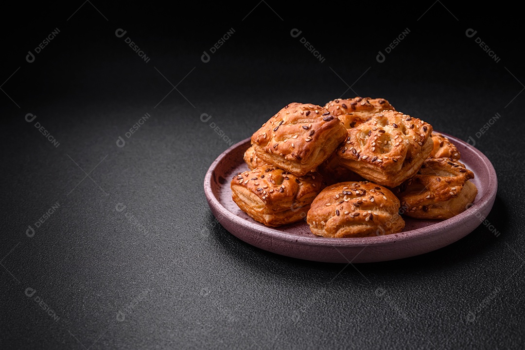 Deliciosos mini folhados crocantes com salsicha ou carne com sal