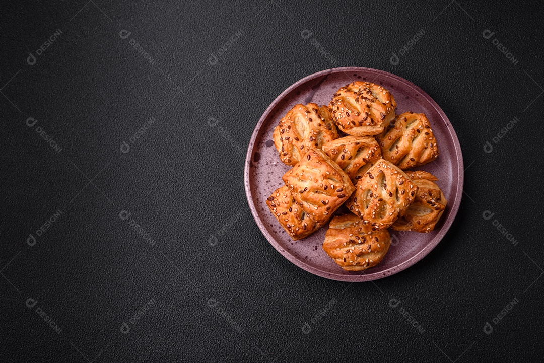 Deliciosos mini folhados crocantes com salsicha ou carne com sal