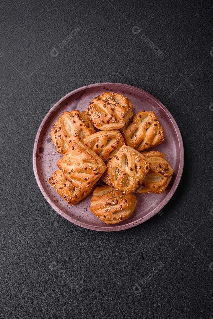 Deliciosos mini folhados crocantes com salsicha ou carne com sal