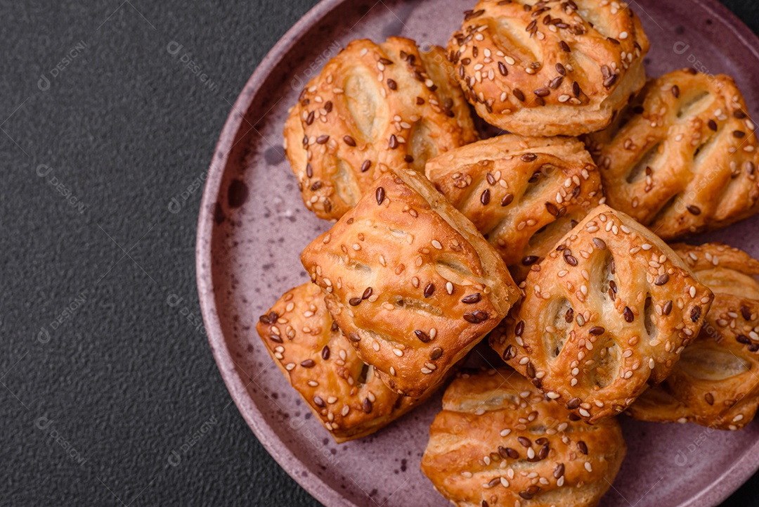 Deliciosos mini folhados crocantes com salsicha ou carne com sal