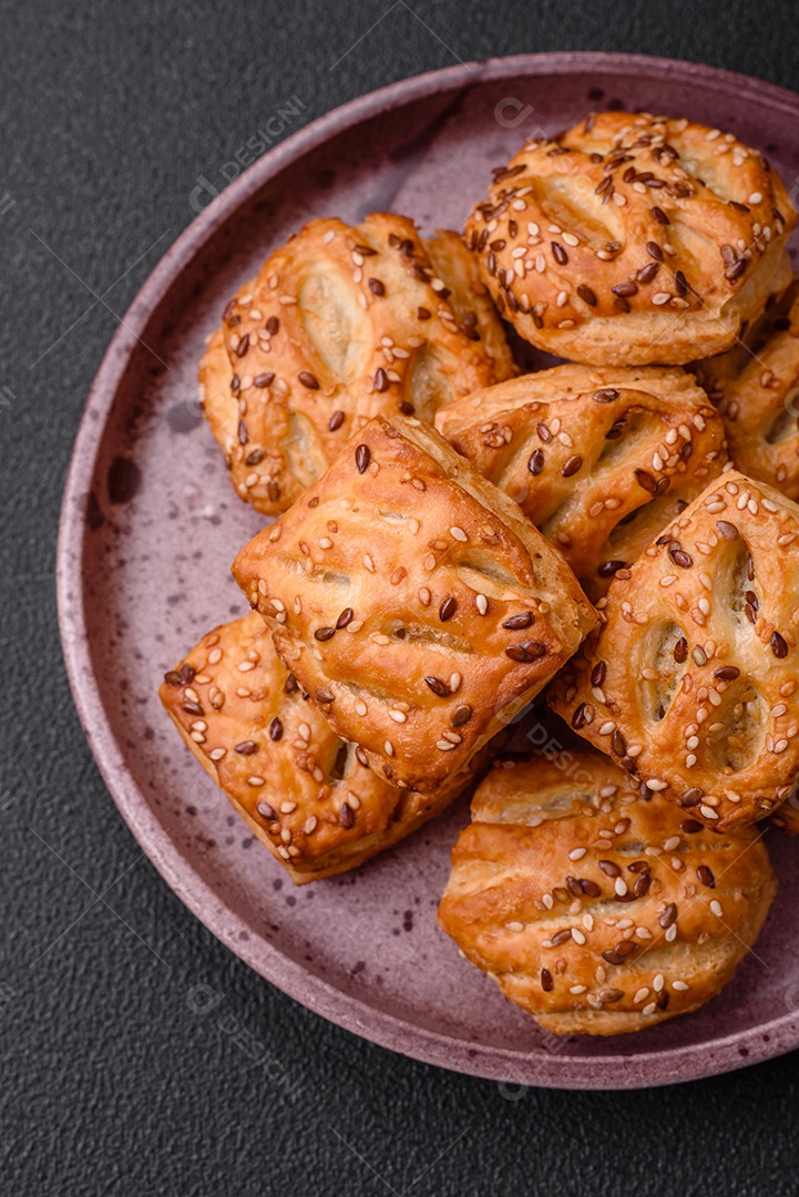 Deliciosos mini folhados crocantes com salsicha ou carne com sal