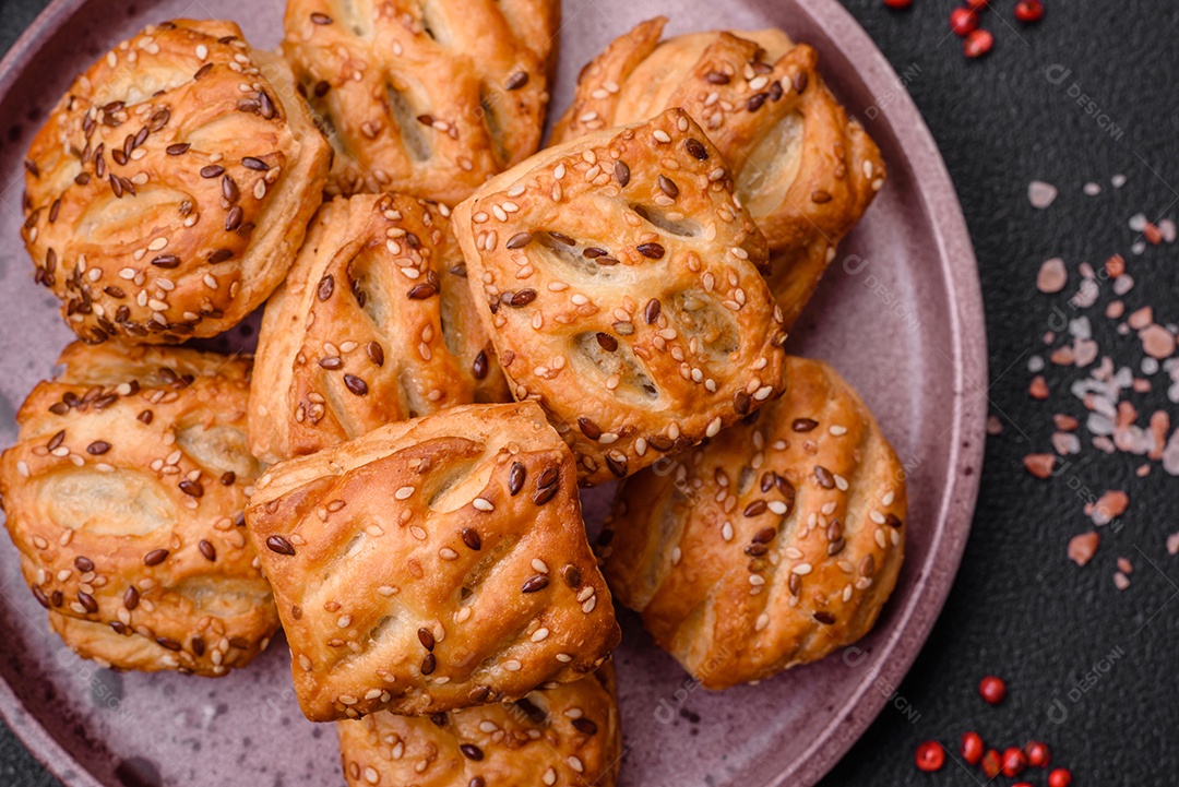 Deliciosos mini folhados crocantes com salsicha ou carne com sal