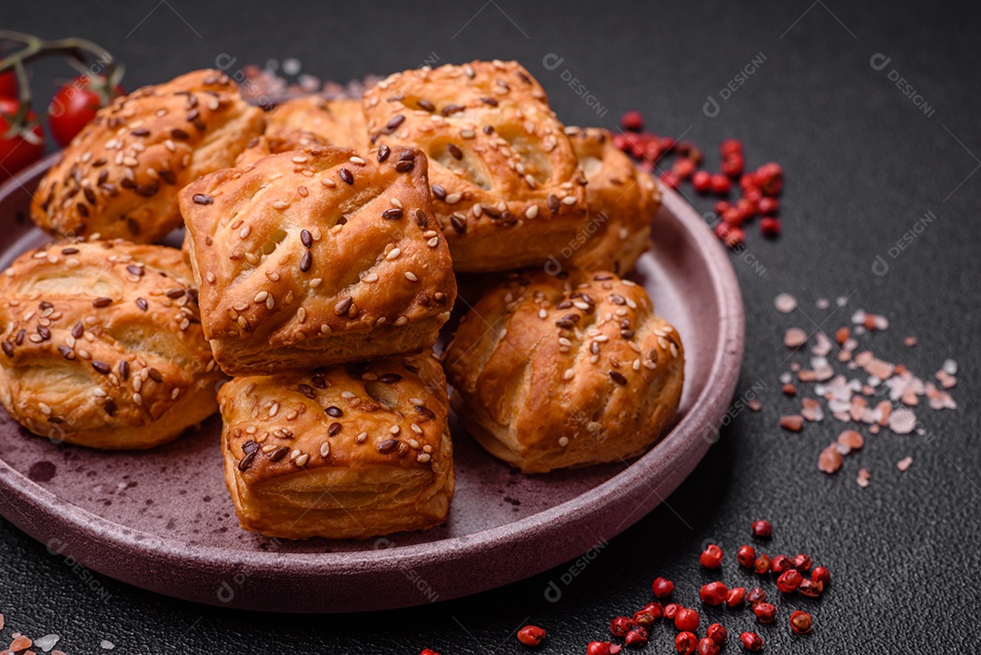 Deliciosos mini folhados crocantes com salsicha ou carne com sal