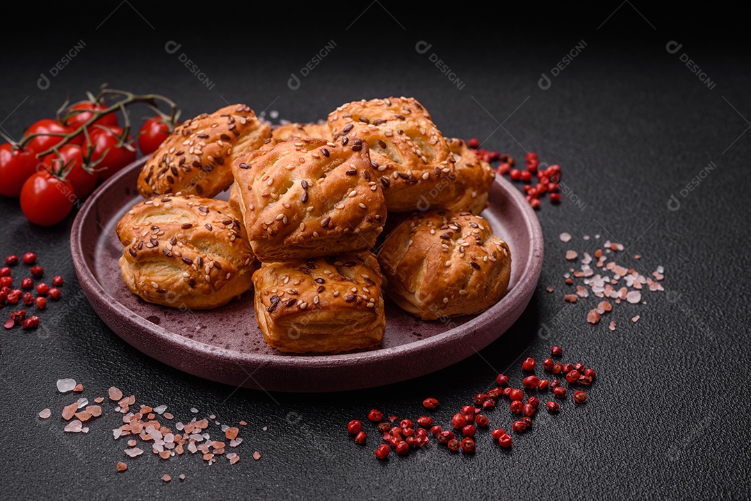 Deliciosos mini folhados crocantes com salsicha ou carne com sal