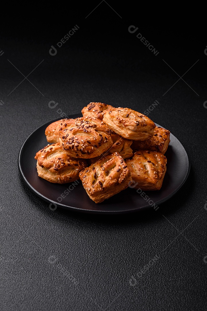 Deliciosos mini folhados crocantes com salsicha ou carne com sal