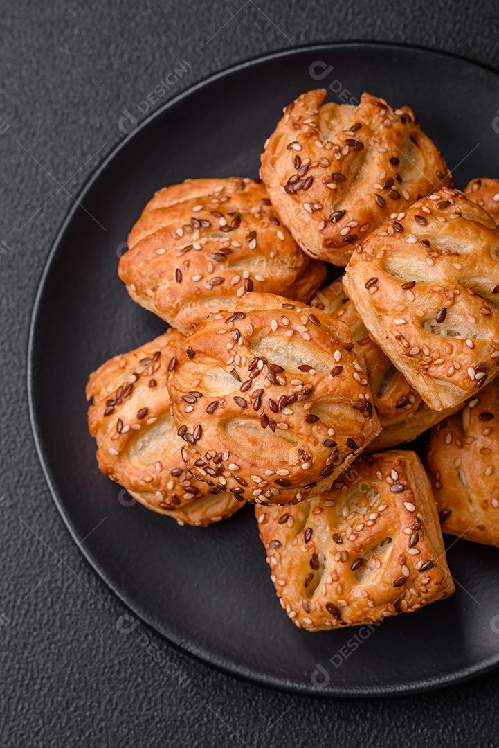 Deliciosos mini folhados crocantes com salsicha ou carne com sal