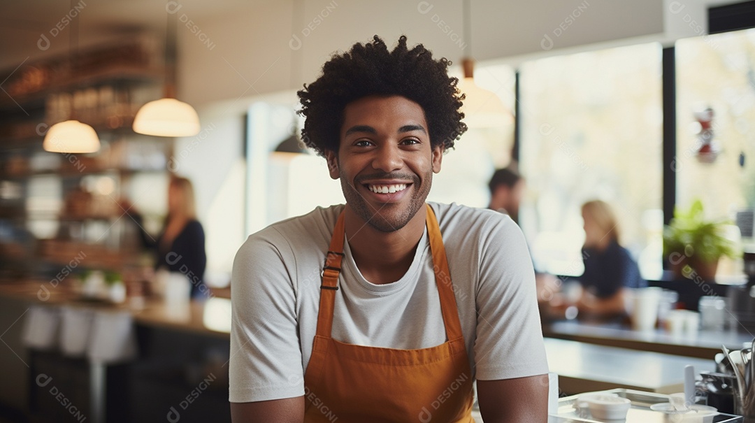Mulher negra trabalhando em um fast food