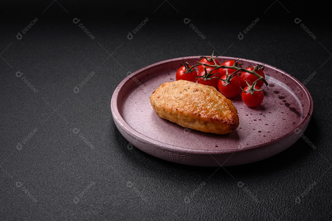 Deliciosa costeleta de soja vegetariana frita fresca com sal, especiarias e ervas com legumes em uma placa de cerâmica sobre um fundo escuro de concreto