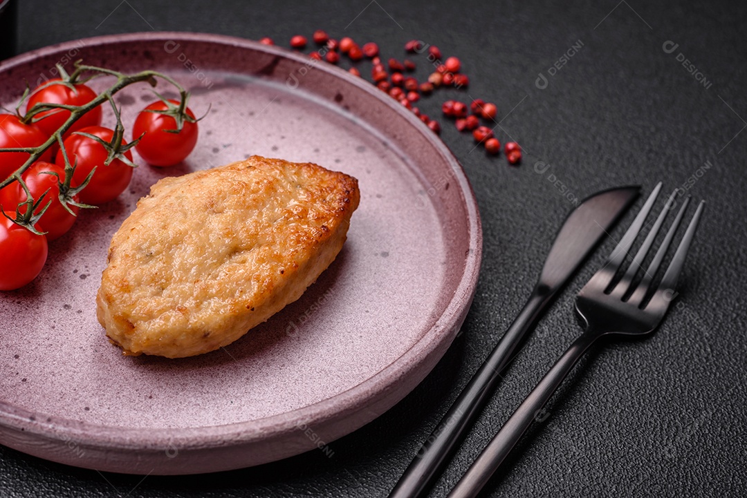 Deliciosa costeleta de soja vegetariana frita fresca com sal, especiarias e ervas com legumes em uma placa de cerâmica sobre um fundo escuro de concreto