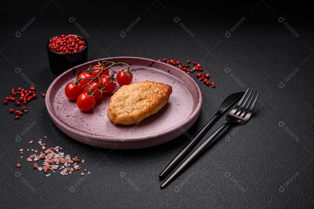Deliciosa costeleta de soja vegetariana frita fresca com sal, especiarias e ervas com legumes em uma placa de cerâmica sobre um fundo escuro de concreto