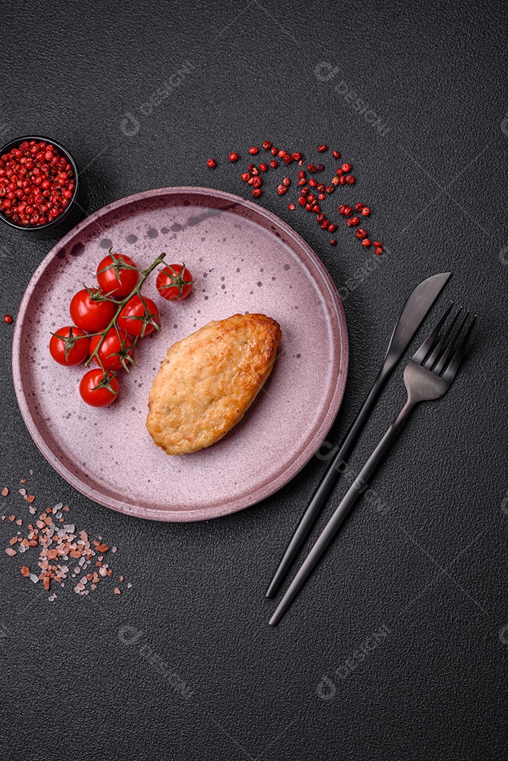 Deliciosa costeleta de soja vegetariana frita fresca com sal, especiarias e ervas com legumes em uma placa de cerâmica sobre um fundo escuro de concreto