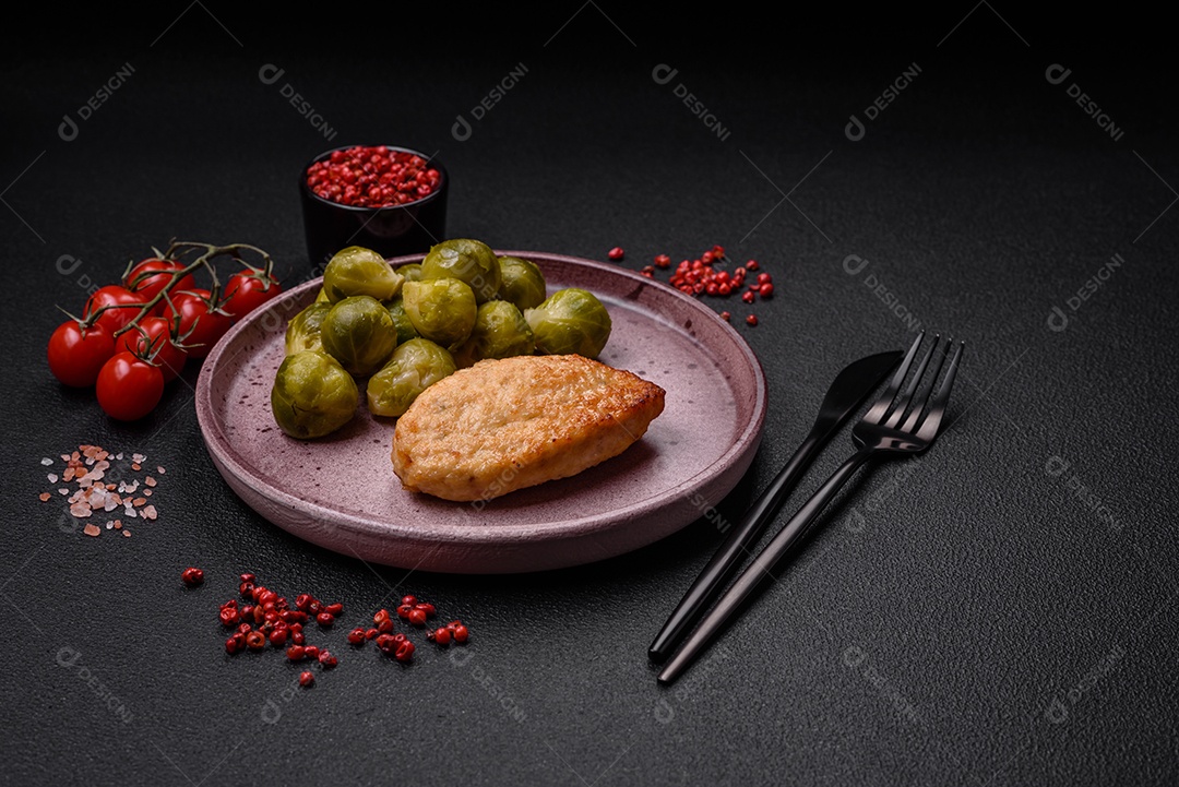 Deliciosas couves de Bruxelas cozidas em um prato de cerâmica sobre um fundo escuro de concreto. Comida vegetariana
