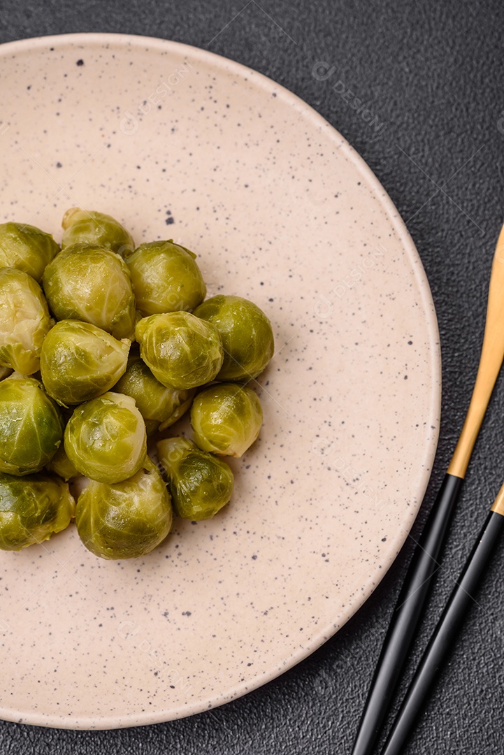 Deliciosa costeleta de soja vegetariana frita fresca com sal, especiarias e ervas com legumes em uma placa de cerâmica sobre um fundo escuro de concreto