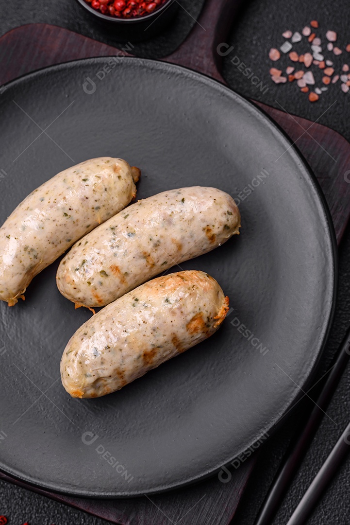 Salsichas proteína vegetal seitan sem carne soja trigo sabor clássico lanche vegetariano ou vegano pronto para comer na mesa lanche saudável