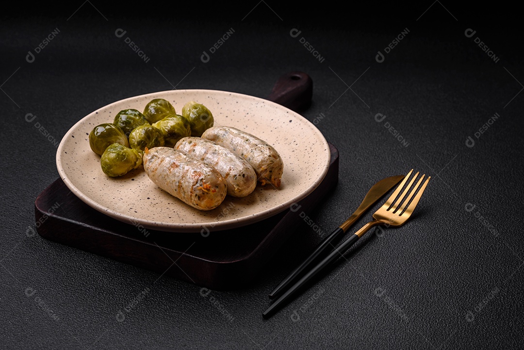 Salsichas proteína vegetal seitan sem carne soja trigo sabor clássico lanche vegetariano ou vegano pronto para comer na mesa lanche saudável