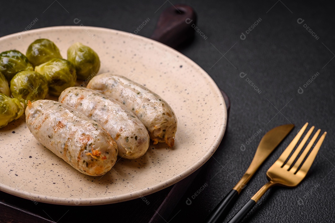 Salsichas proteína vegetal seitan sem carne soja trigo sabor clássico lanche vegetariano ou vegano pronto para comer na mesa lanche saudável