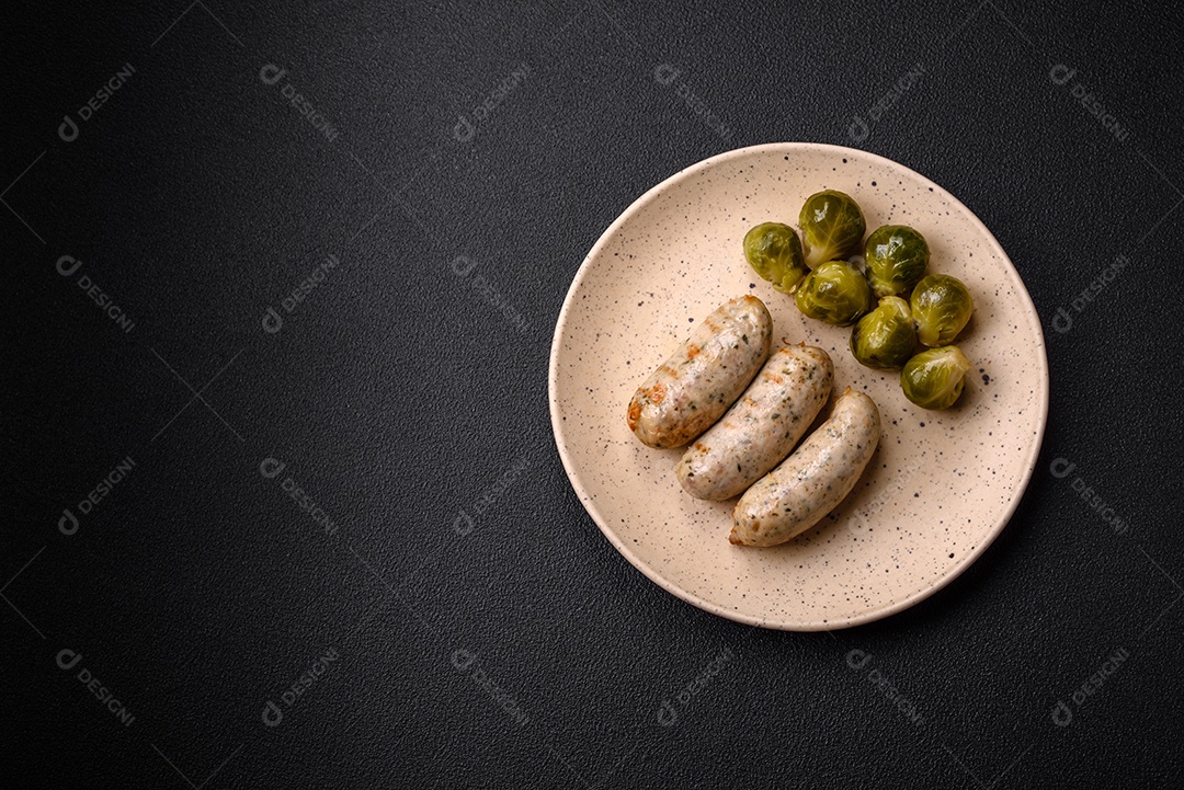 Salsichas proteína vegetal seitan sem carne soja trigo sabor clássico lanche vegetariano ou vegano pronto para comer na mesa lanche saudável