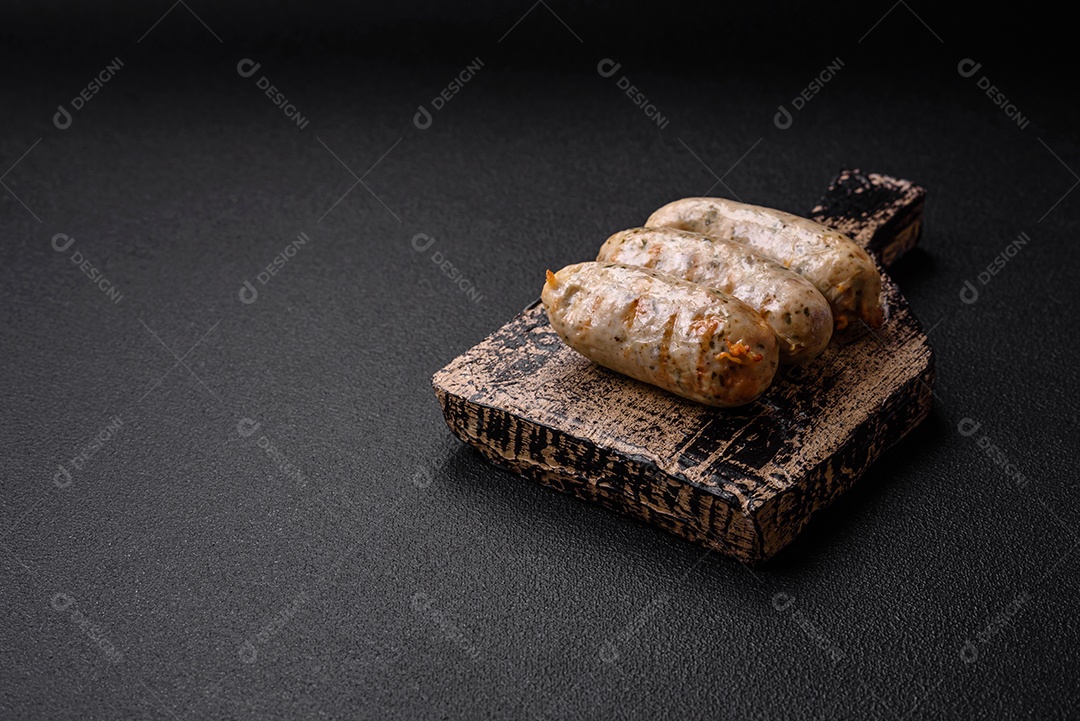 Salsichas proteína vegetal seitan sem carne soja trigo sabor clássico lanche vegetariano ou vegano pronto para comer na mesa lanche saudável