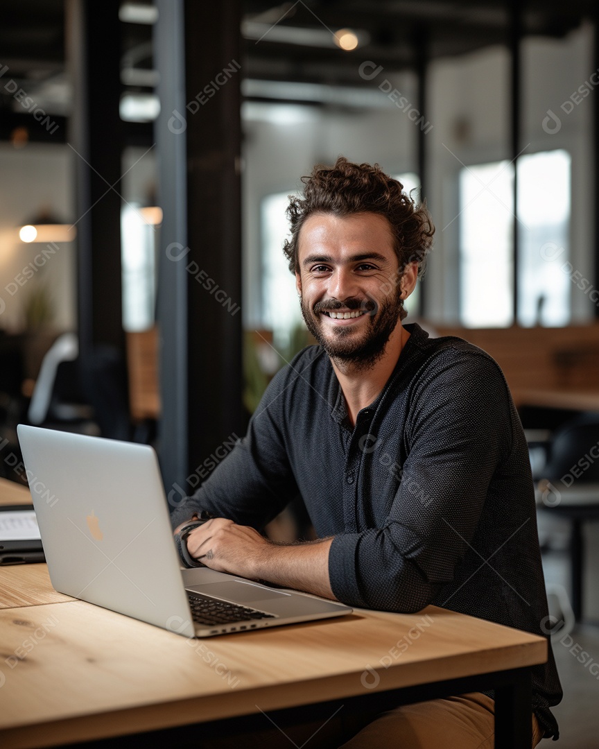 Homem atraente na casa dos 30 anos em um macbook