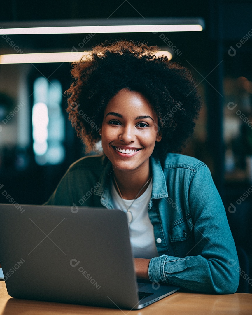 Mulher negra atraente na casa dos 30 anos em um macbook