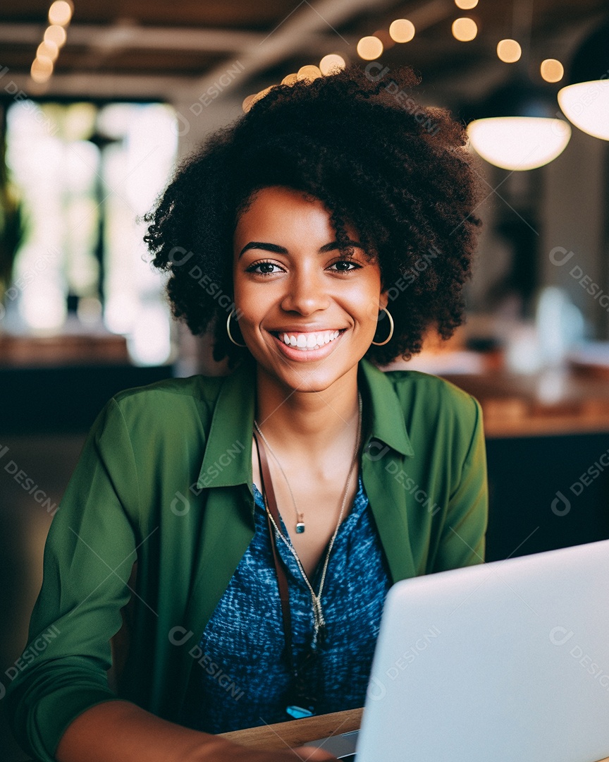 Mulher negra atraente na casa dos 30 anos em um macbook