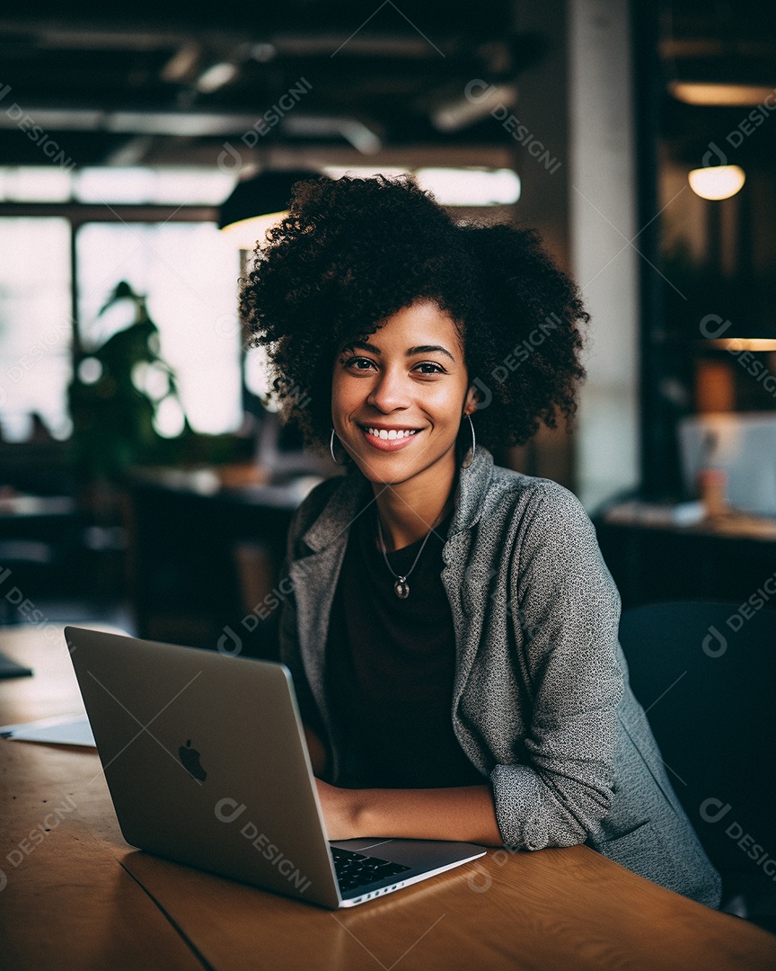 Mulher negra atraente na casa dos 30 anos em um macbook