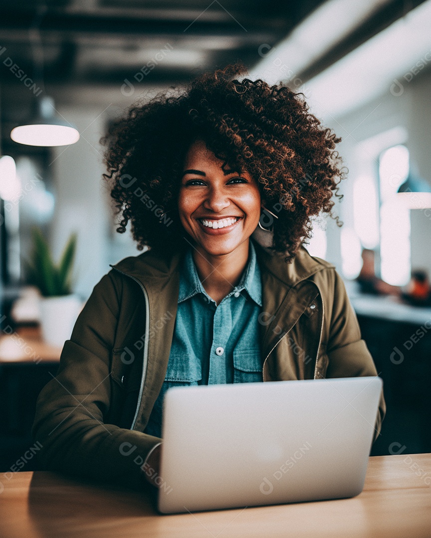 Mulher negra atraente na casa dos 30 anos em um macbook