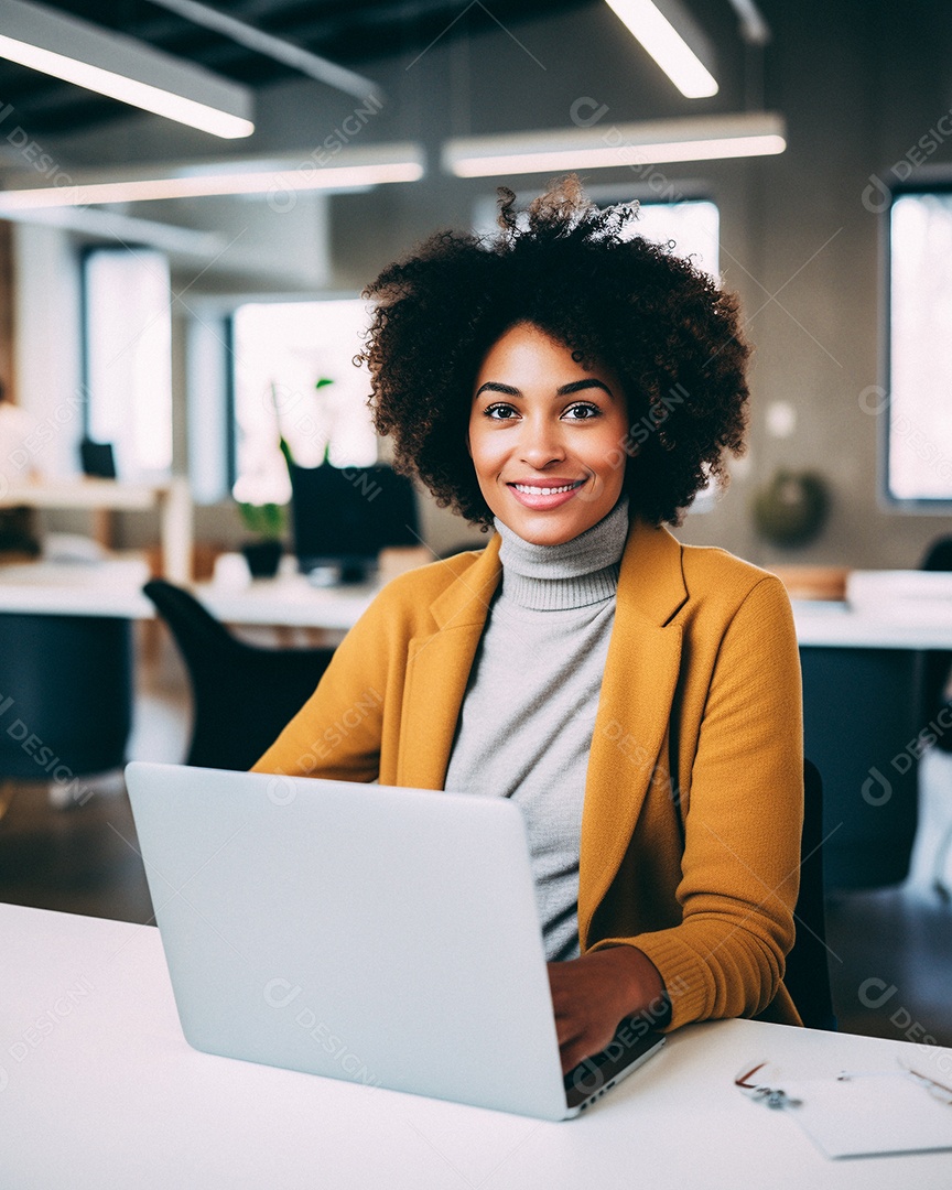 Mulher negra atraente na casa dos 30 anos em um macbook