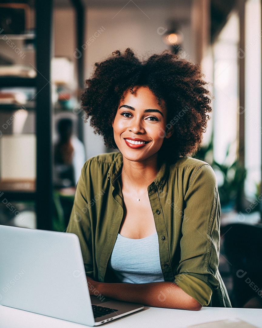 Mulher negra atraente na casa dos 30 anos em um macbook