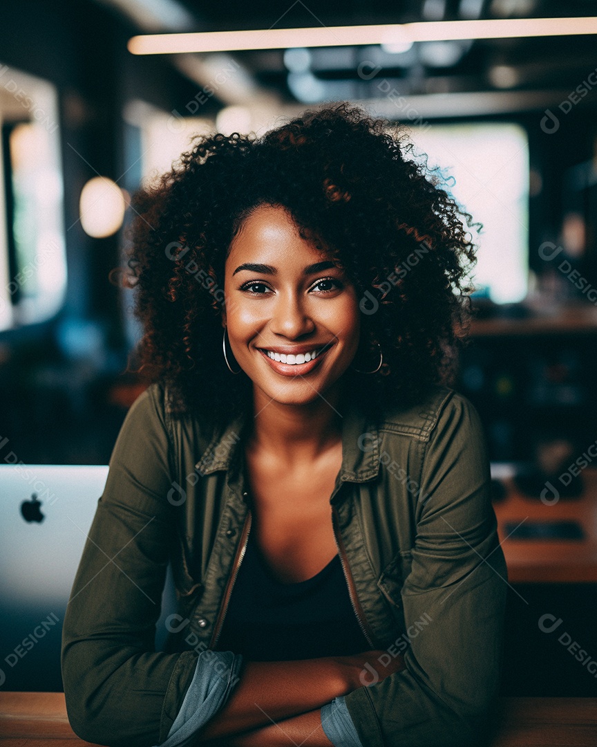 Mulher asiática atraente na casa dos 30 anos em um macbook