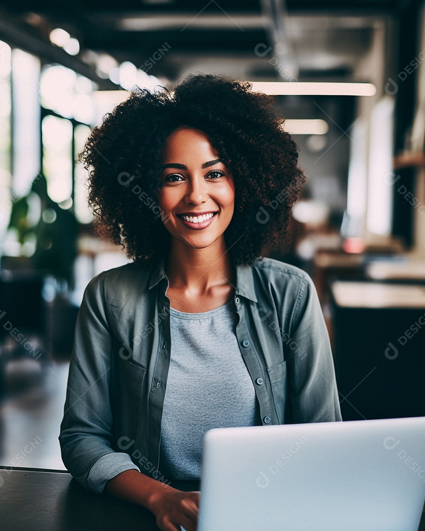 Mulher negra atraente na casa dos 30 anos em um macbook